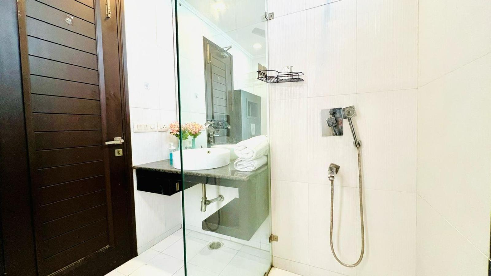 Olive Service Apartments - Greater Kailash New Delhi Buitenkant foto